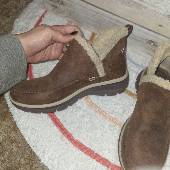 Skechers Brown Ankle Boots with Cream Lining - Picture 3 of 8